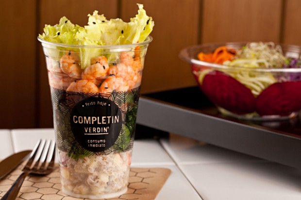 Um prato saudável de camarão que vem no copo com salada: para consumir hoje (e sempre!)