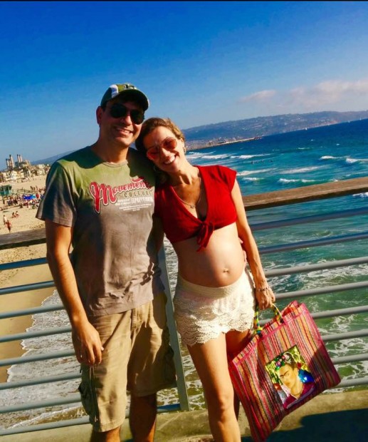 A jornalista com o marido, Eduardo Silva, pertinho de casa, em Playa Del Rey