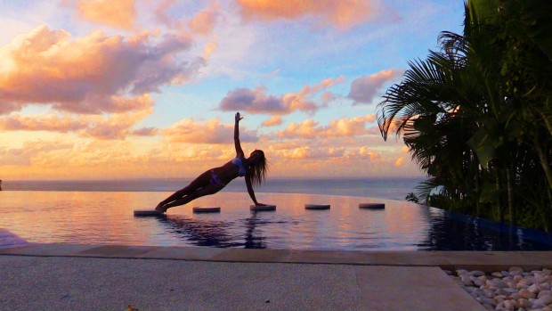 Roberta praticando yoga: viagem pela Ásia substituiu o trabalho como publicitária em São Paulo